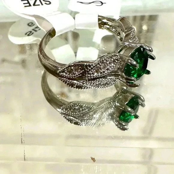 Jewelry - Beautiful New Size 6 ring green circle stone ornate rhinestone Silver Band